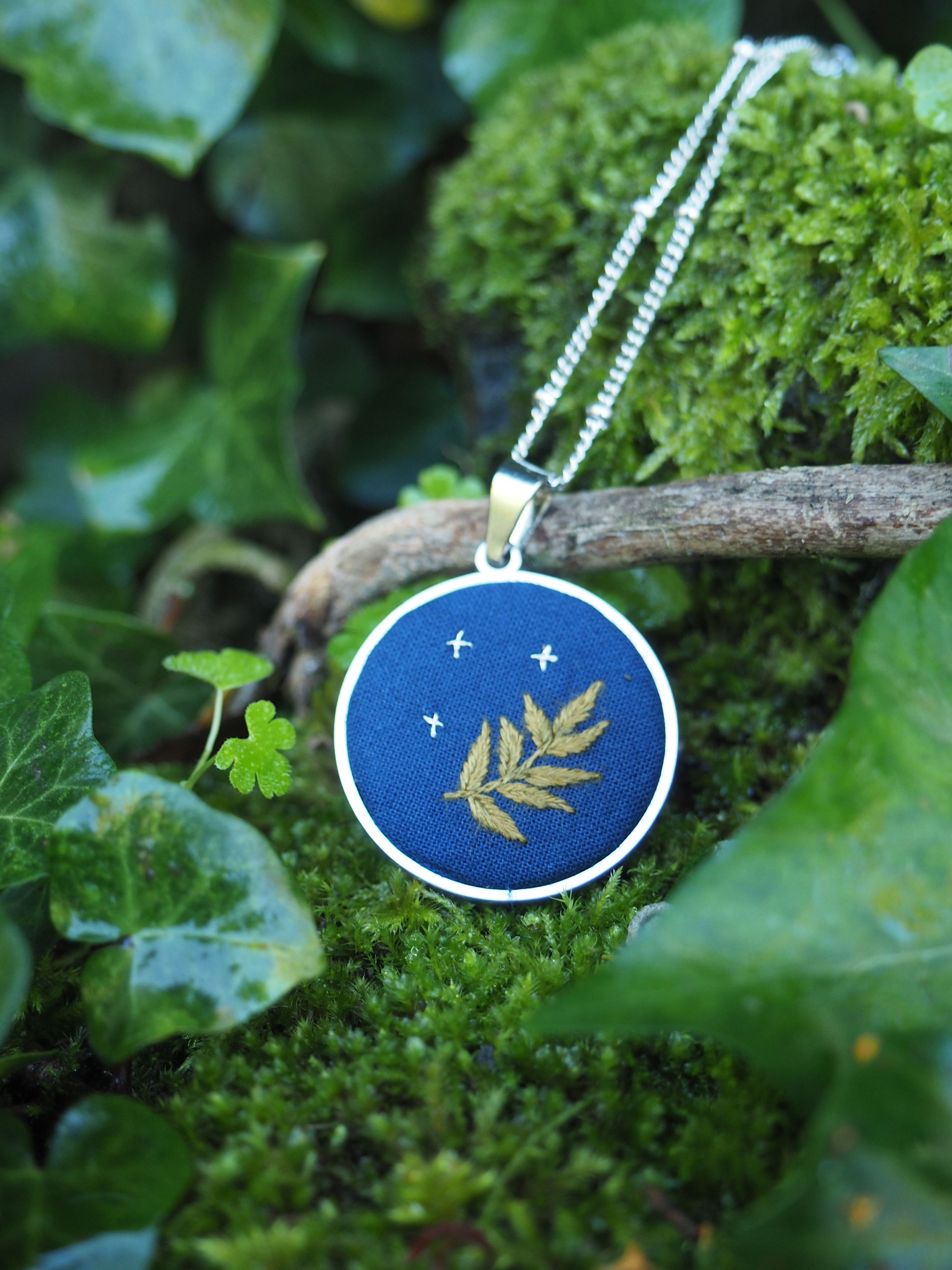 Feuille, Usine, Plante terrestre, Matériau naturel, Couvre-sol, Brindille, Herbe, Bleu électrique, Fonte, Arbre