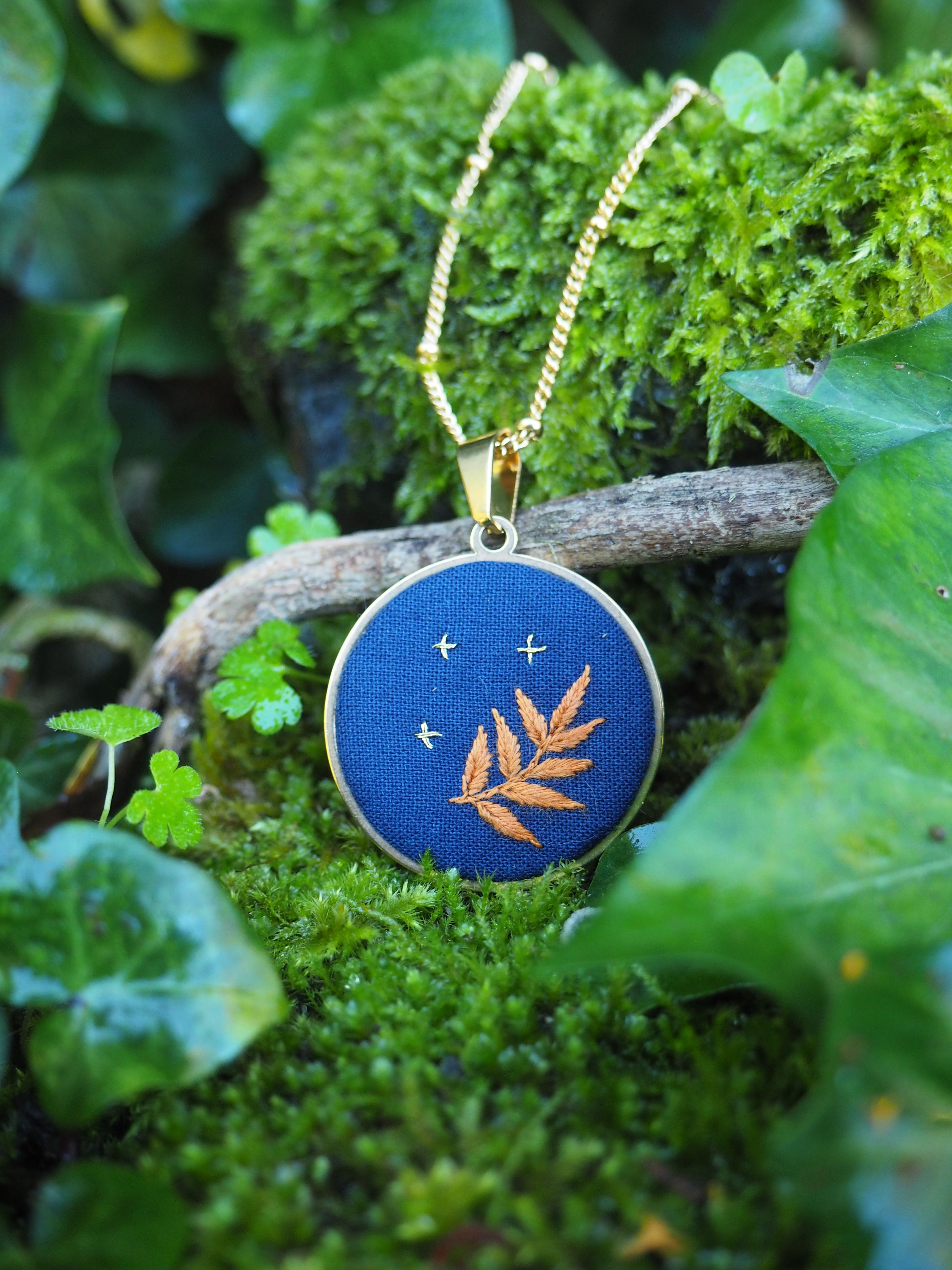 Usine, Décoration de Noël, Herbe, Arbre, Brindille, Ornement, Matériau naturel, Plante terrestre, Bleu électrique, Cercle