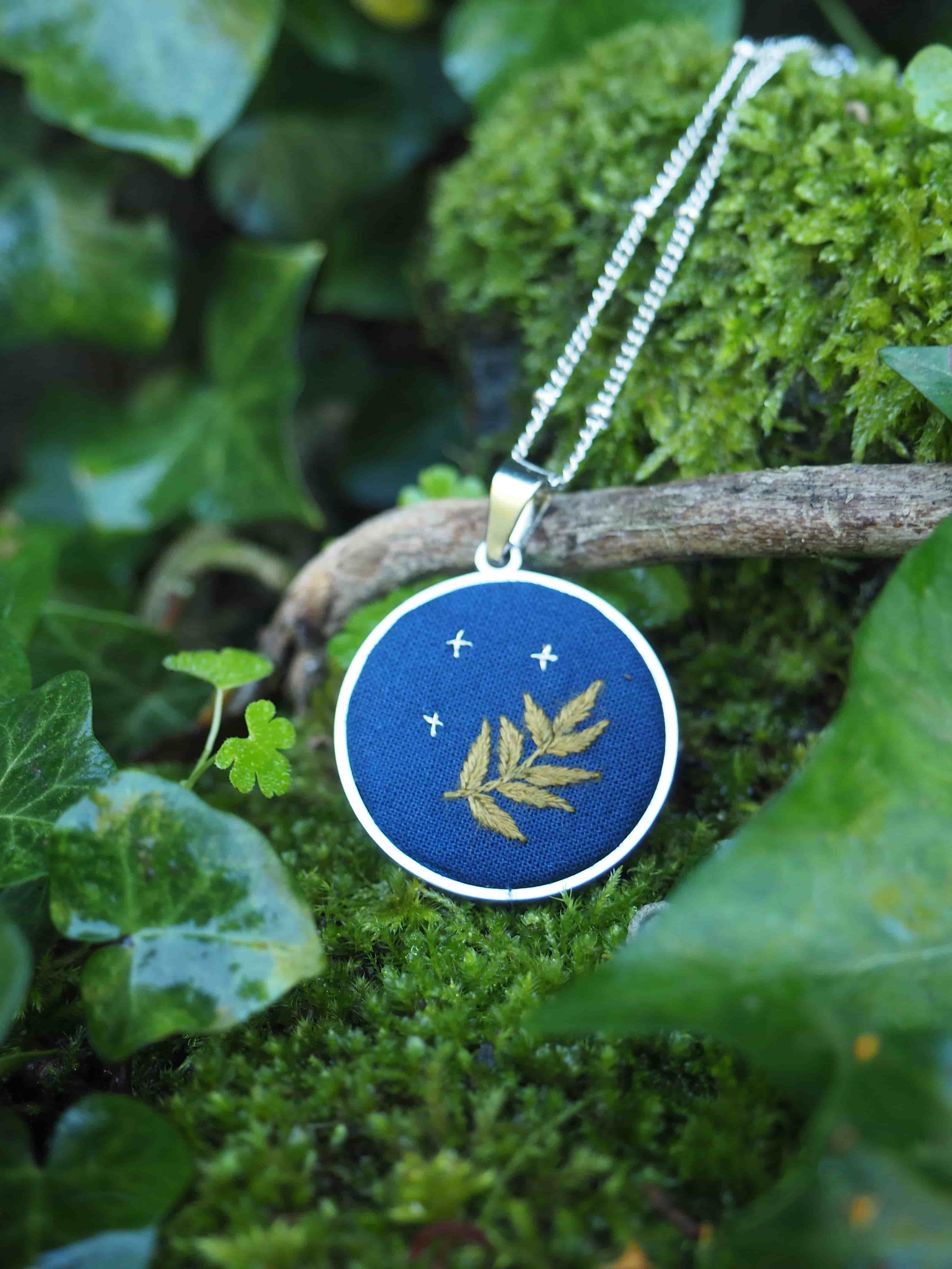 Feuille, Usine, Plante terrestre, Matériau naturel, Couvre-sol, Brindille, Herbe, Bleu électrique, Fonte, Arbre