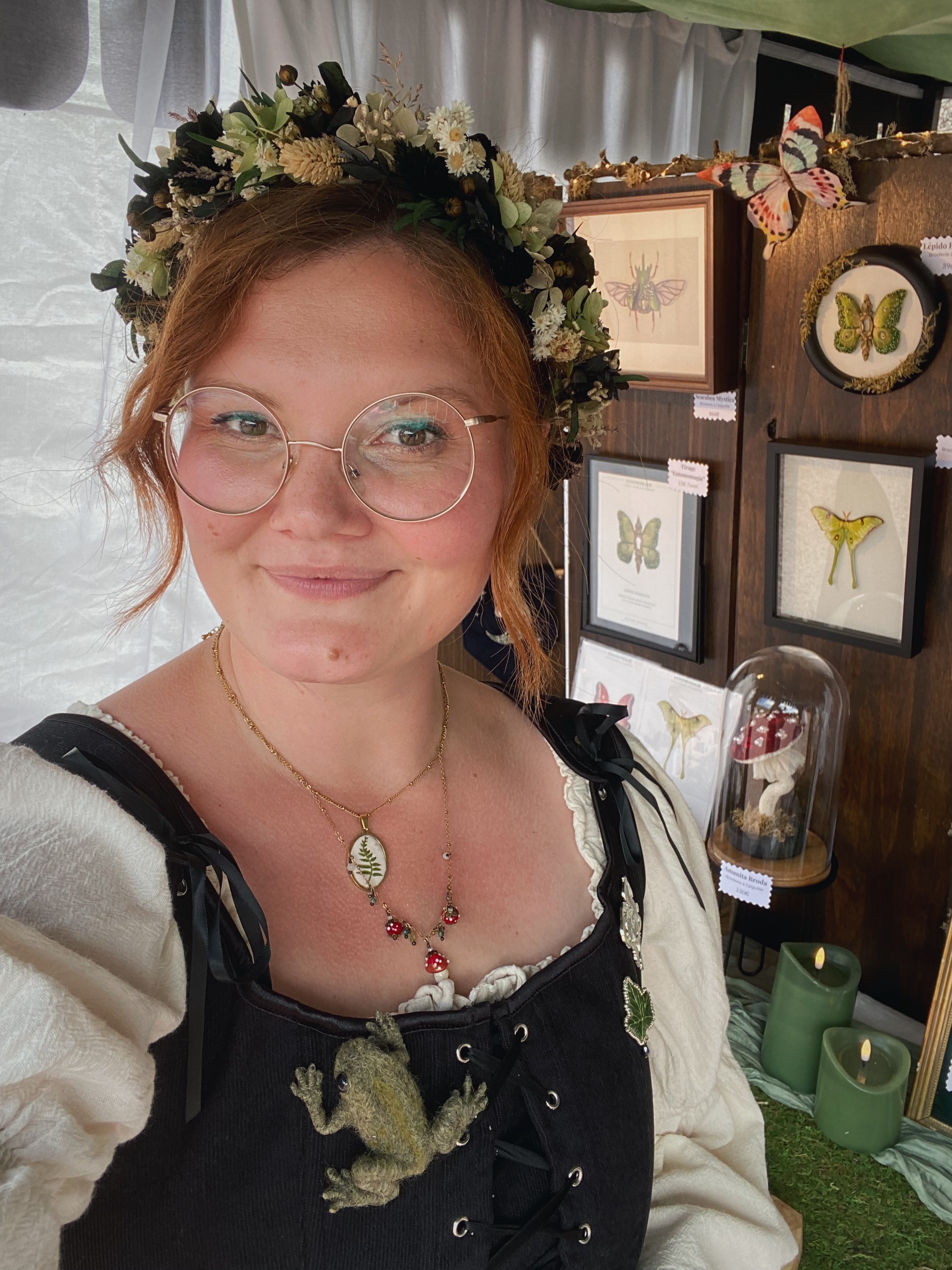 Une femme qui est entrain de broder