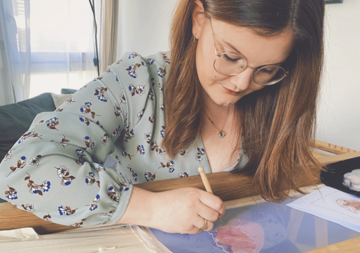 Une femme qui est entrain de broder